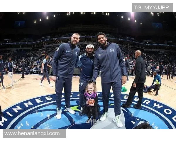 路上偶遇知名足球明星引发热议粉丝合影留念场面温馨